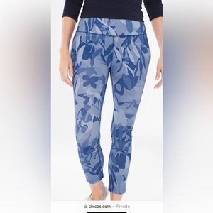 ZENERGY - Chicos 
Floral Camo Crop Leggings
Size 2